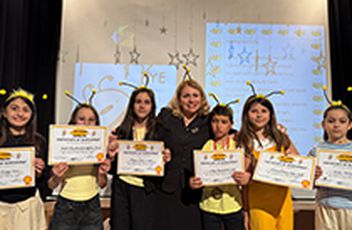 Spelling Bee Yarışması: Kelimelerin Dansı ve Özgüvenin Zaferi