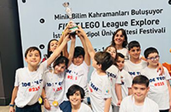 FLL EXPLORE Yarışmasında Büyük Başarı: Usta Yazılımcılar Ödülü ide TECH #215'in Oldu!