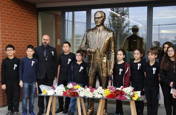 Atatürk Ölmedi, Kalbimizde Yaşıyor.