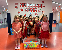 Kırmızının Coşkusuyla Öğrenmek: ide okulları Anaokulunda “Kırmızı Günü” Etkinliği