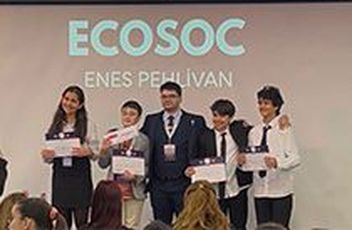 JMUN Kulübü Öğrencilerimiz Global Eğitim Zirvesinde Ödüllerle Döndü