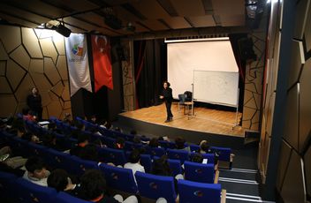 Rıfat Batur ile Zorbalık Üzerine Keyifli Bir Söyleşi Gerçekleştirdik.