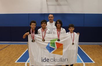 Yüzmede Birincilik ide’nin!